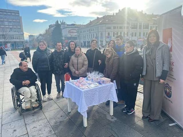 Čačanski „Zračak” obeležio Međunarodni dan OSI izložbenom prodajom na Gradskom trgu, foto: 4N Studio