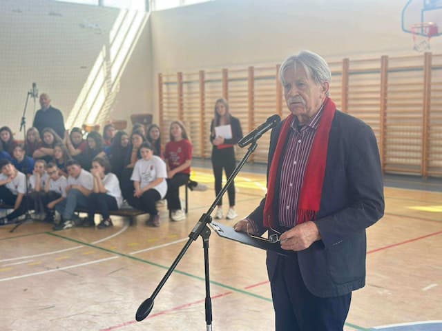 Ljubivoje Ršumović u slatinskoj školi, foto: 4N Studio