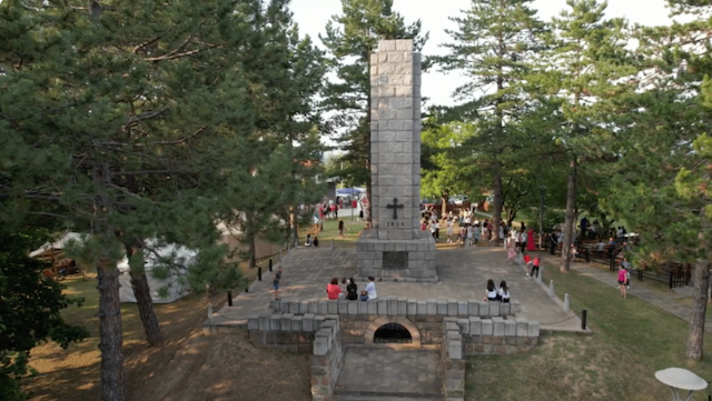 SNS se okuplja na Ljubiću pored Lazarice i Tanaska