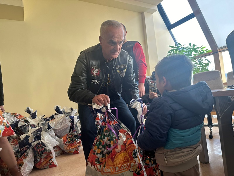 Uoči dana Svetog Save deci iz materijalno ugroženih porodica podeljeni paketići od Udruženih moto klubova grada Čačka