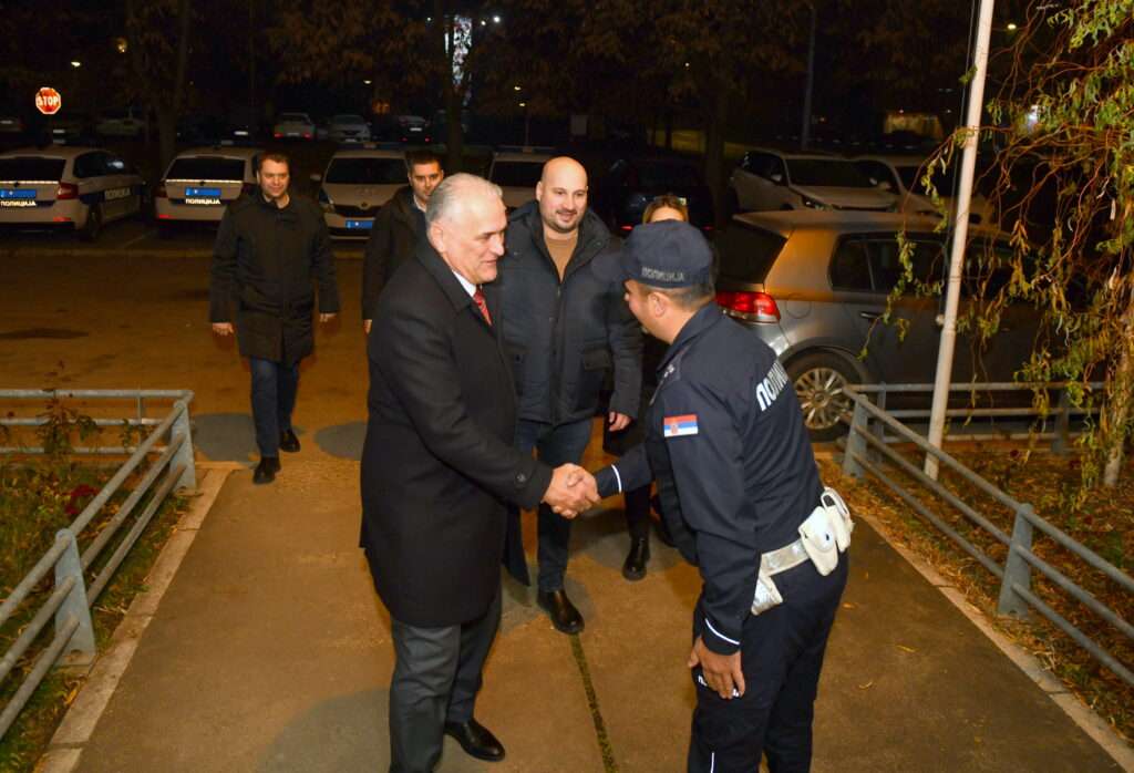 GLAS ZAPADNE SRBIJE - Predstavnici gradskog rukovodstva sa Čačanima u novogodišnjoj noći