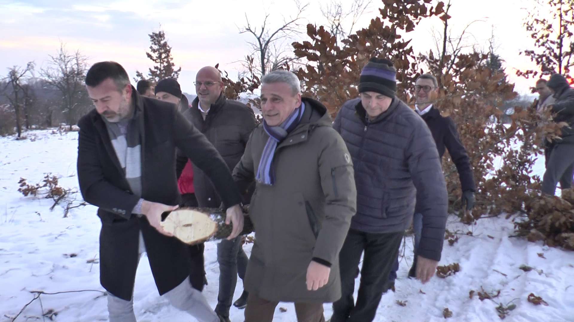 GLAS ZAPADNE SRBIJE - Gradonačelnik Todorović odsekao badnjak u Lipnici da budemo bolji mudriji i da Božić proslavimo u zdravlju