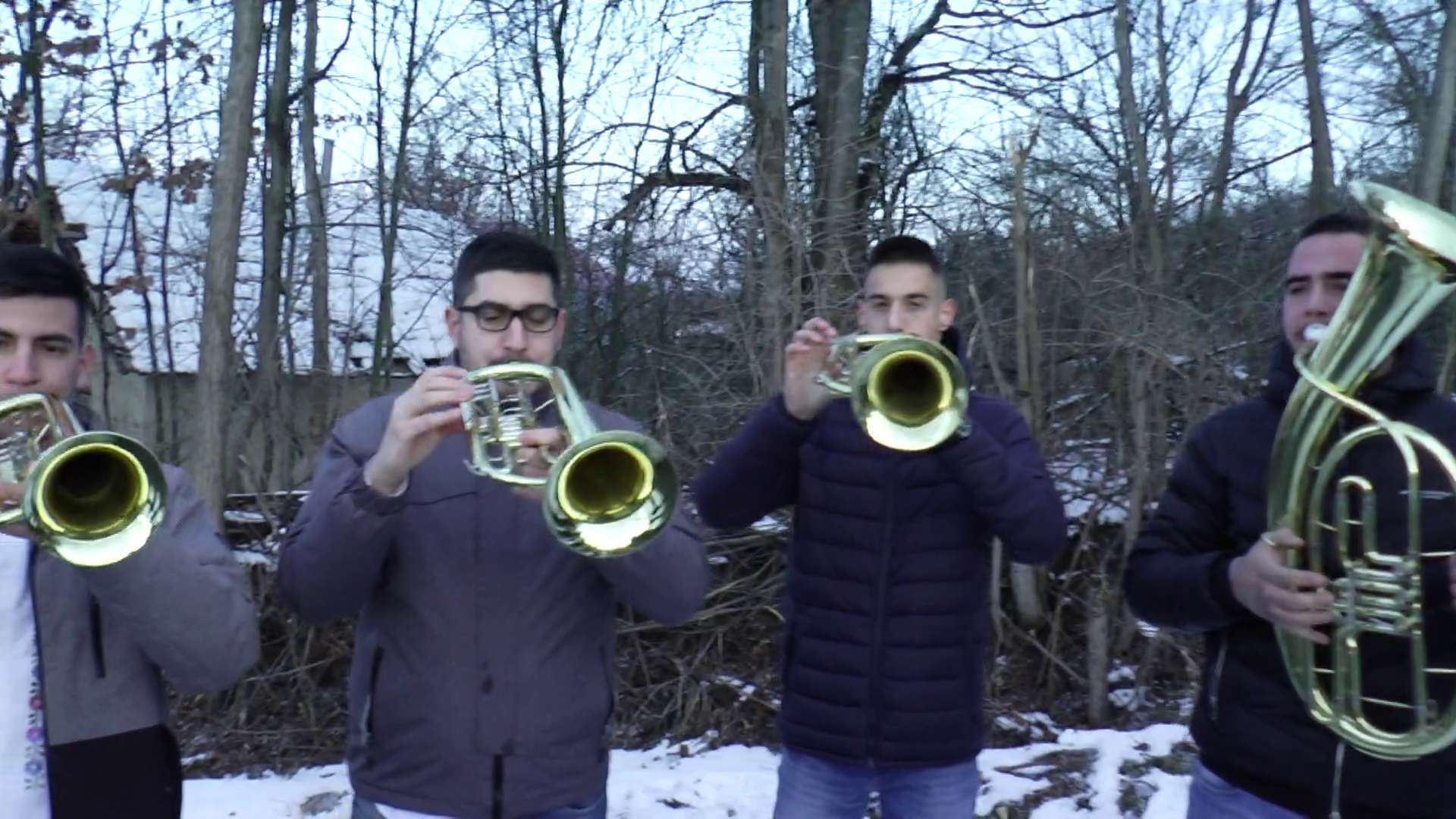 GLAS ZAPADNE SRBIJE - U Dragačevu domaćini seku badnjak uz zvuke trube