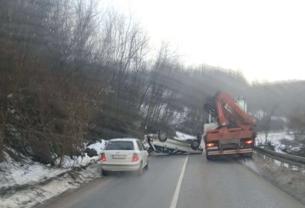 GLAS ZAPADNE SRBIJE - Automobil prevrnut na krov Saobraćajna nezgoda u selu Rti kod Guče