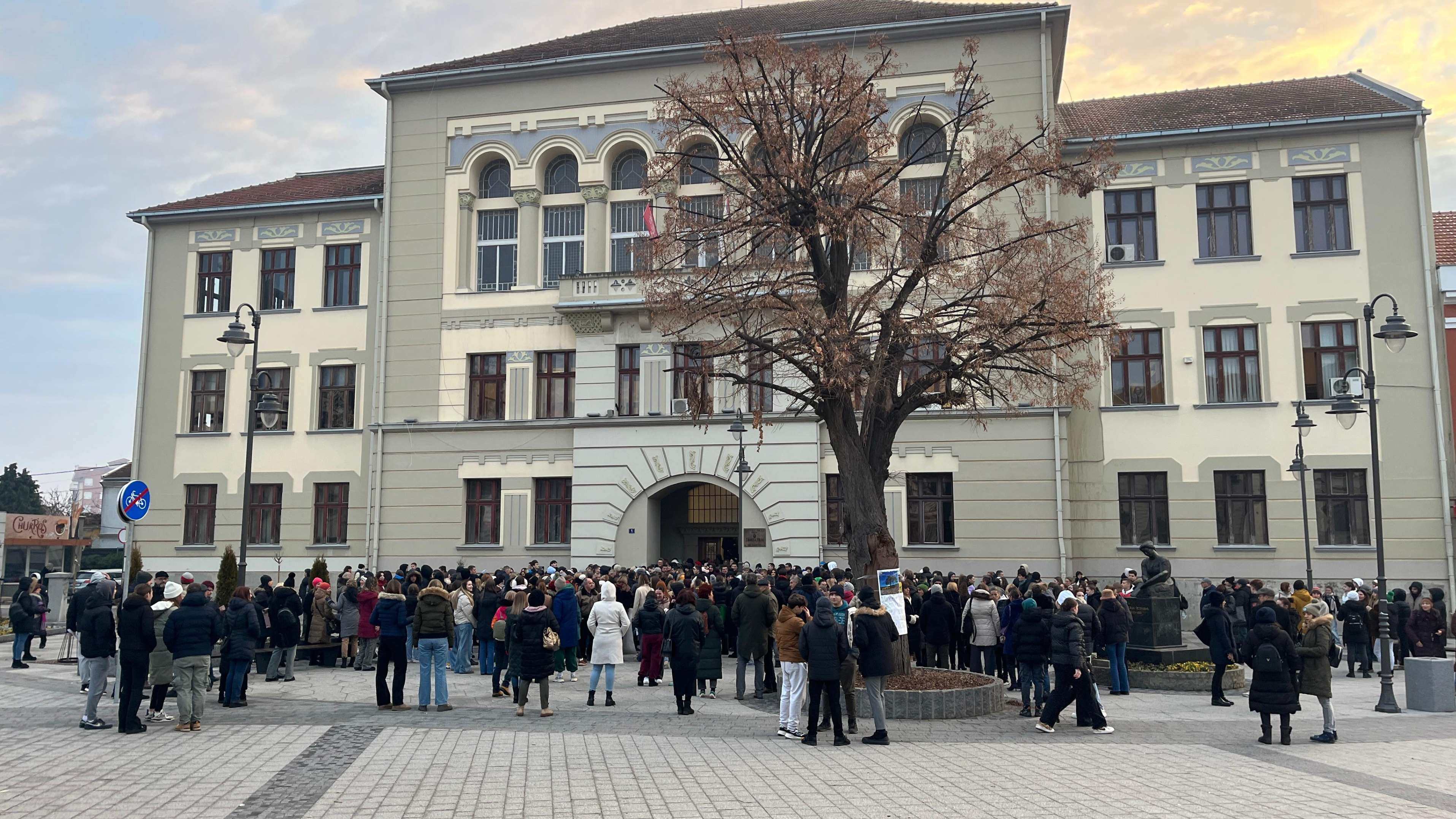 GLAS ZAPADNE SRBIJE - Inspektori sprečeni da uđu u Gimnaziju Vinić Nemaju šta da traže u školi je sve po zakonu