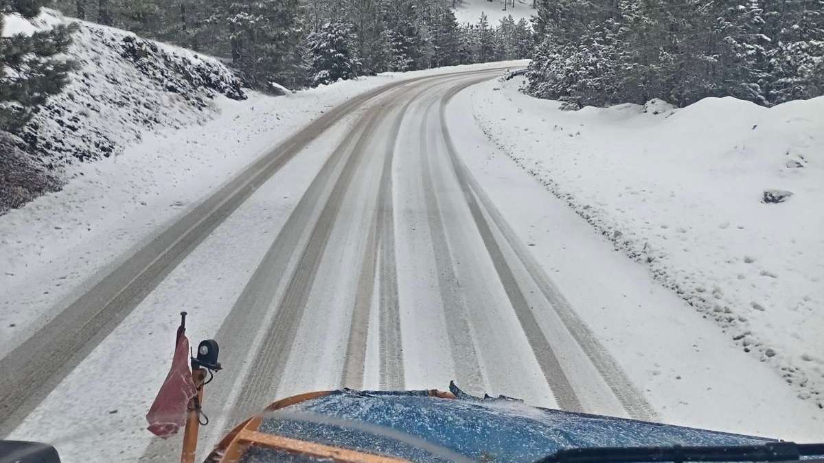 GLAS ZAPADNE SRBIJE - Preko Tare zabranjen saobraćaj za šlepere zbog snega 30 jedinica i teška mašinerija upućeni na teren