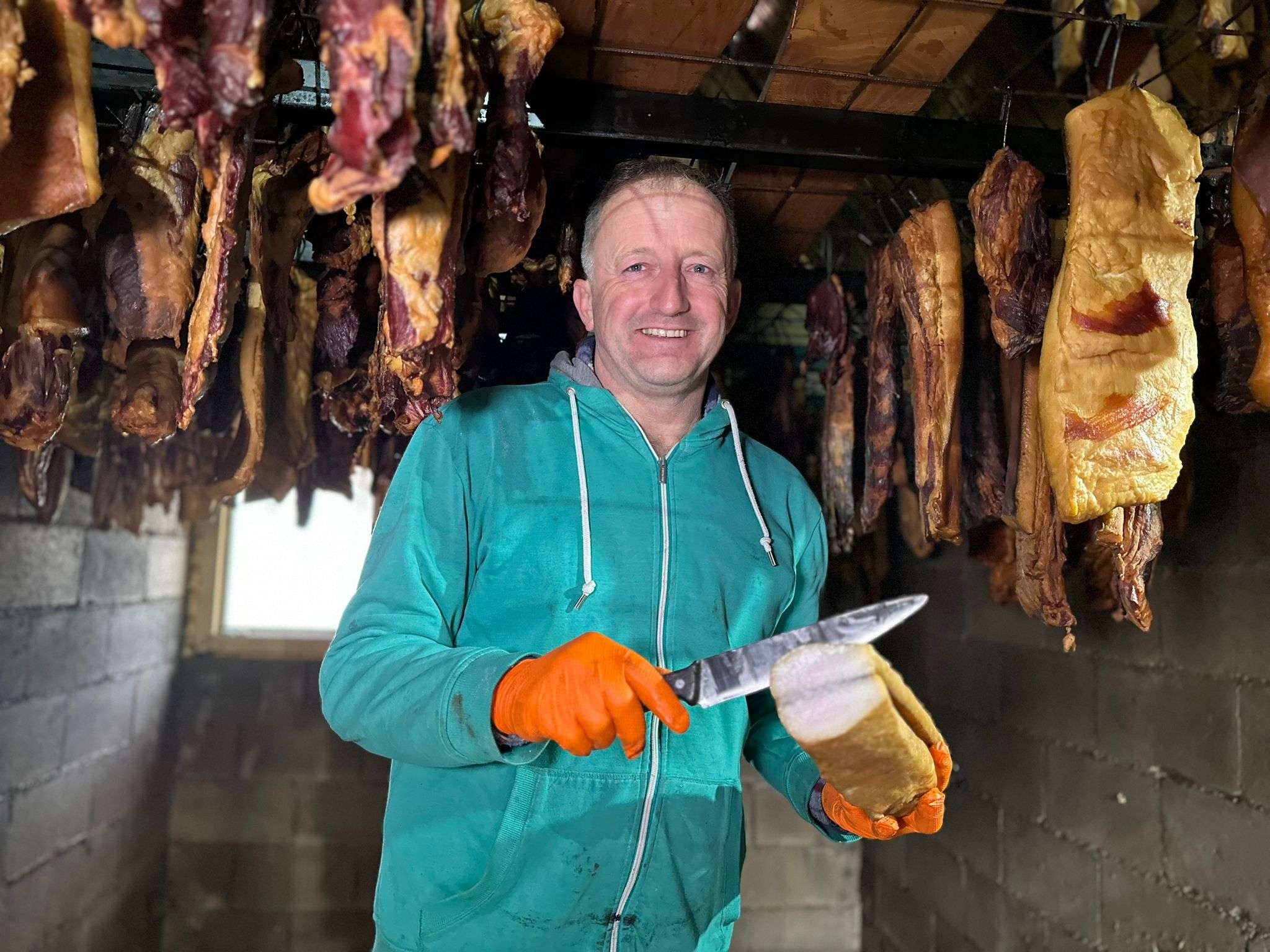 GLAS ZAPADNE SRBIJE - U čačanskom selu Brezovice Goran Bojović suši meso starih rasa svinja na tradicionalan način