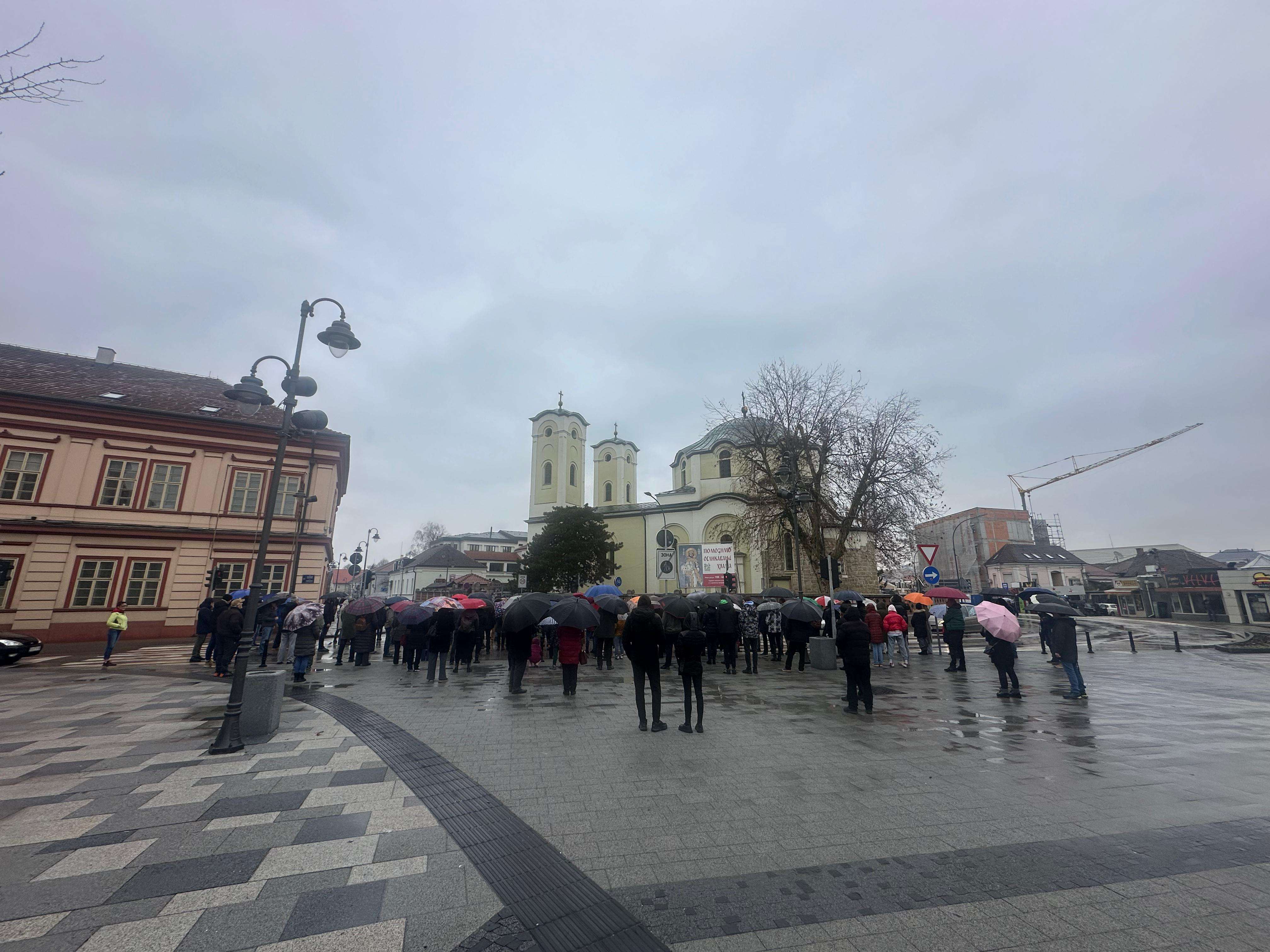 GLAS ZAPADNE SRBIJE - I danas su ćutali ispred Gimnazije opozcija zakaza protest u 17.00 časova