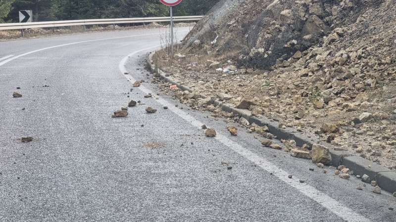 GLAS ZAPADNE SRBIJE - Stena i krupno kamenje survali se na put sreća pa u tom trenutku niko nije prolazio Pokrenuli se odroni na više putnih pravaca