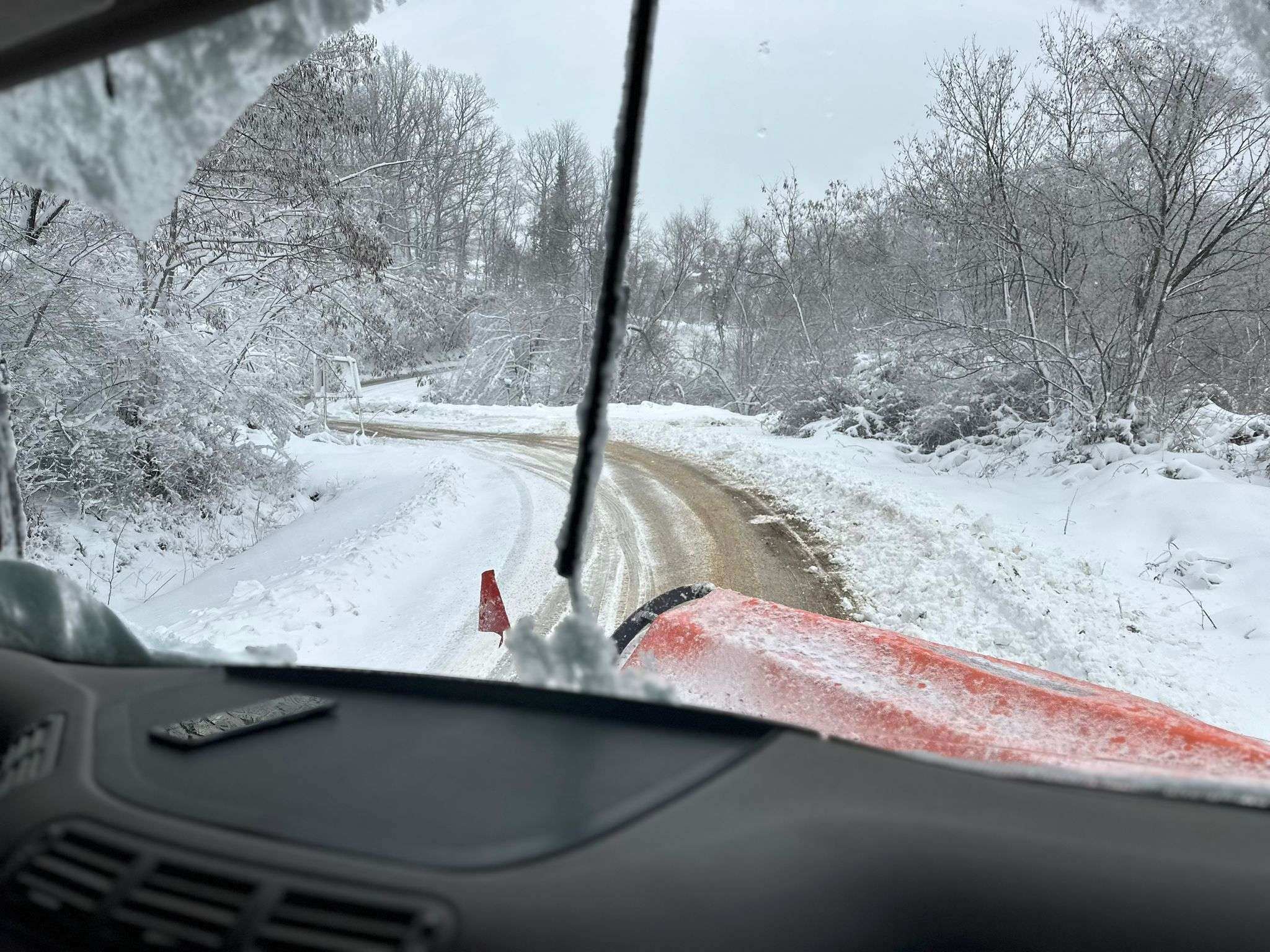 GLAS ZAPADNE SRBIJE - Svi radnici JKP na terenu nastavlja se čišćenje snega i posipanje soli