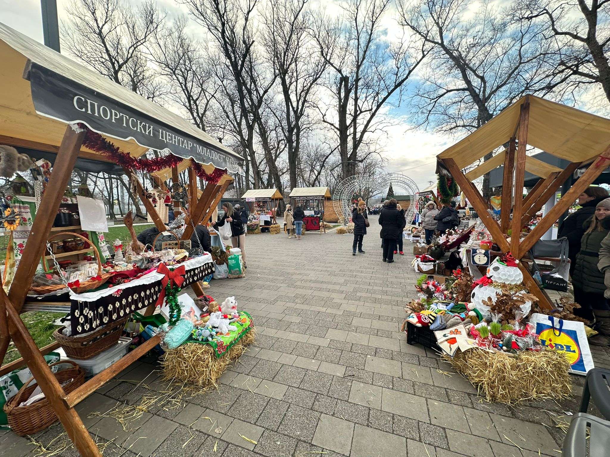 GLAS ZAPADNE SRBIJE - Kuda za vikend Zimska čarolija na Moravi prodajna izložba Centra za negovanje tradicije i trka Deda Mrazeva