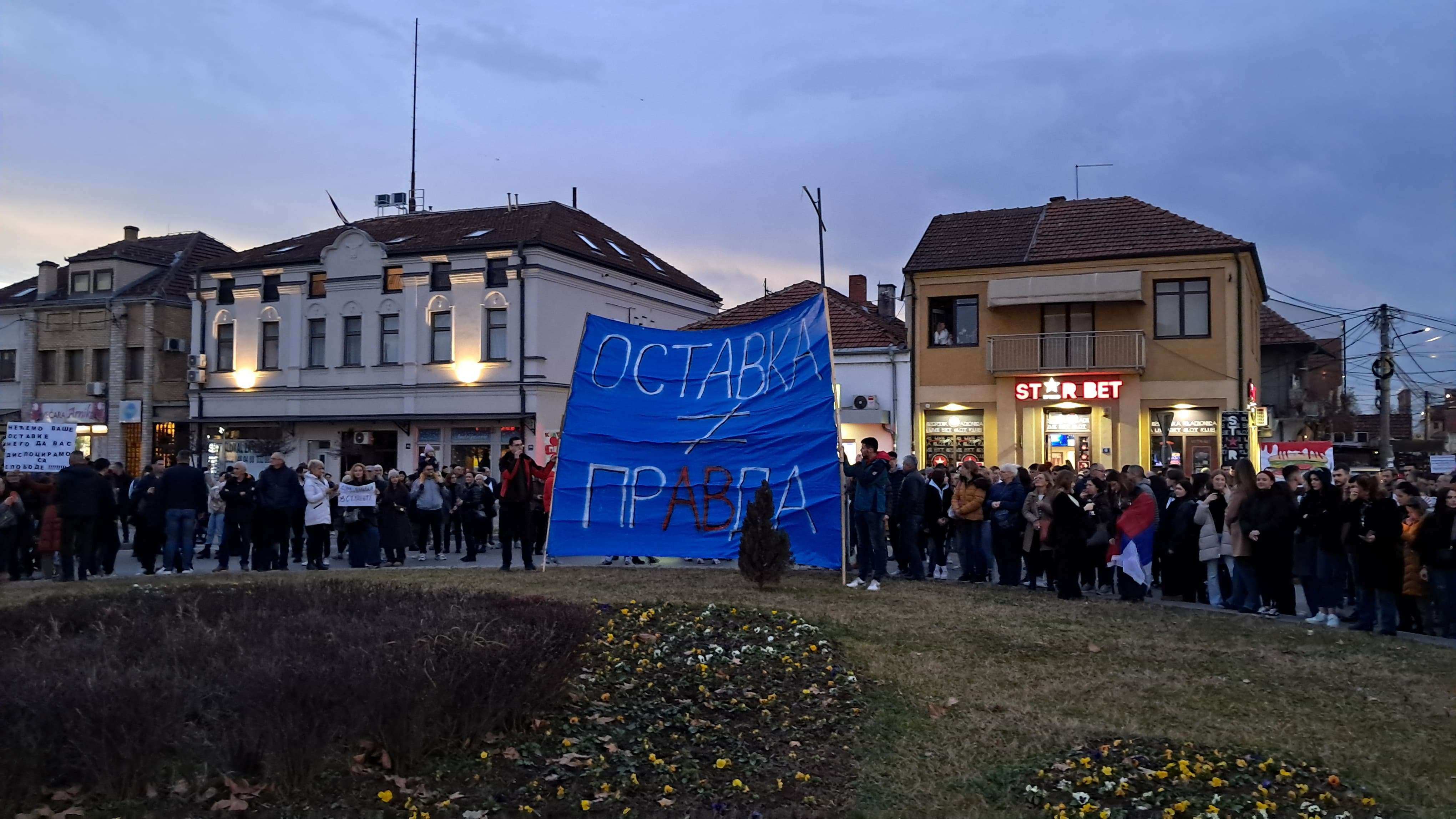 GLAS ZAPADNE SRBIJE - Blokiran kružni tok kod Moravice demonstranti sada traže ostavku Aleksandra Vučića