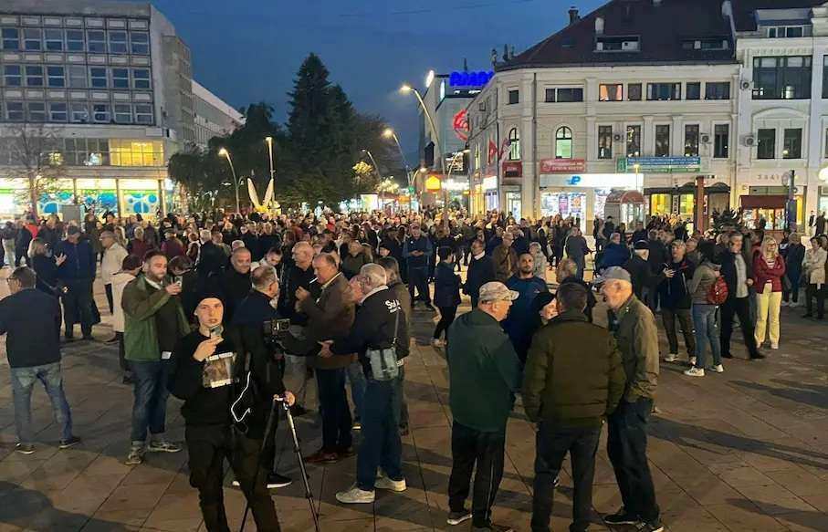 GLAS ZAPADNE SRBIJE - Sinoć maltretirani reporteri RTS a Euronews a i Kurira Medijska udruženja pozivaju demonstrante da ne ugrožavaju rad medija na protestima